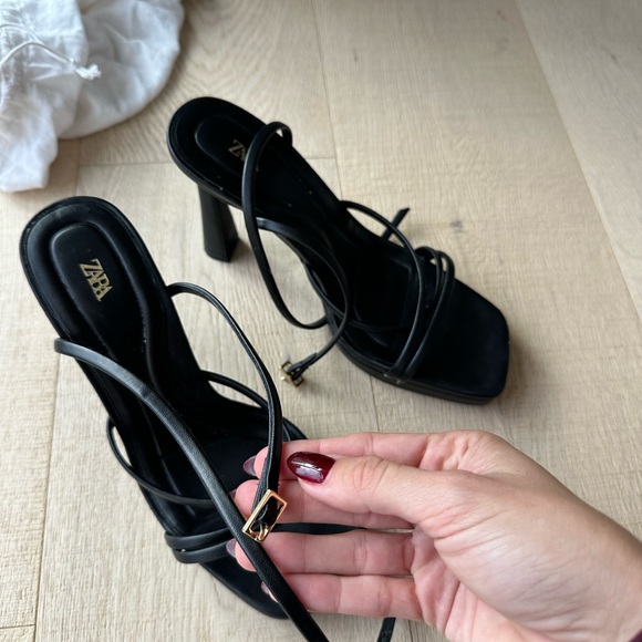 Black strappy heels - Picture 3 of 7